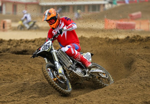 What are the ideal engine oil additives for maintaining sport bike engines during UK winters?