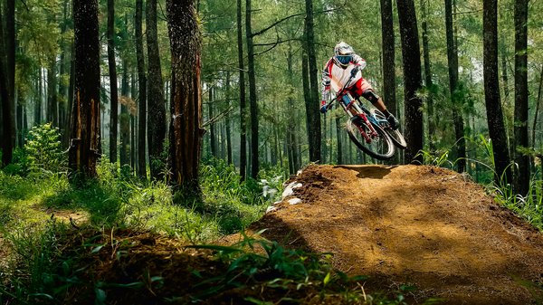How should mountain bikers adjust their suspension settings for rocky terrain?